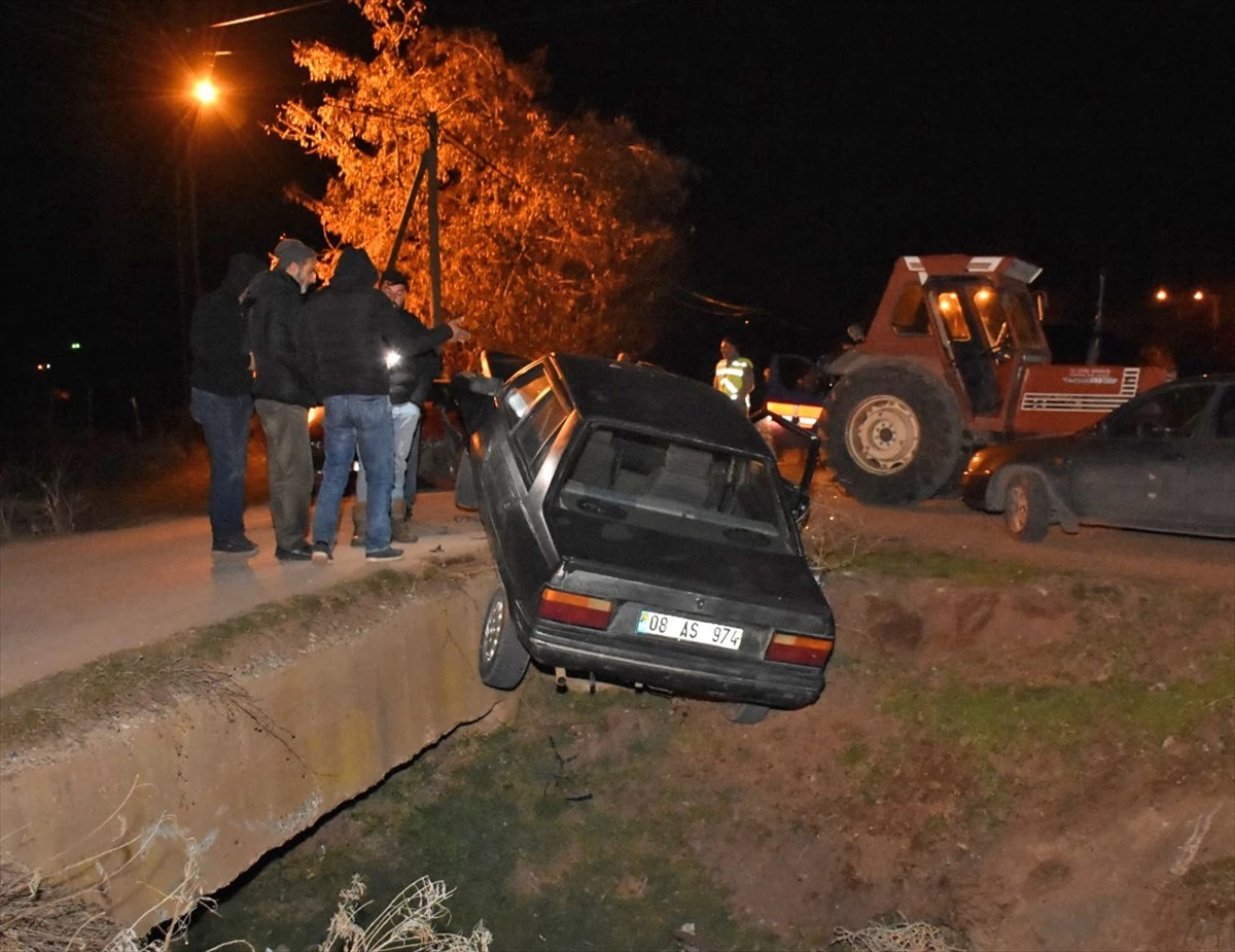Erzincan'da iki otomobil çarpıştı: 7 kişi yaralandı