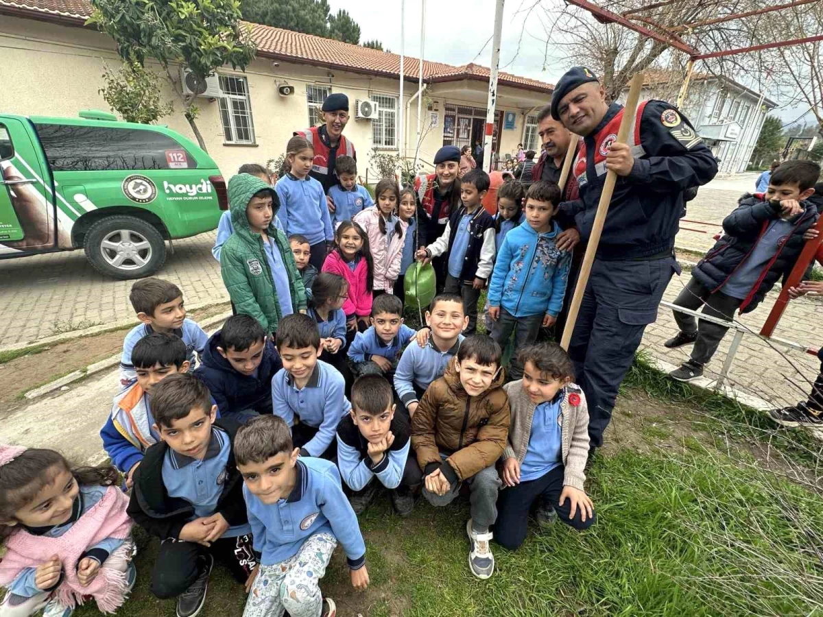 Aydın İl Jandarma Komutanlığı Efeler Kardeşköy İlkokulu'nda Fidan Dikim Etkinliği Gerçekleştirdi