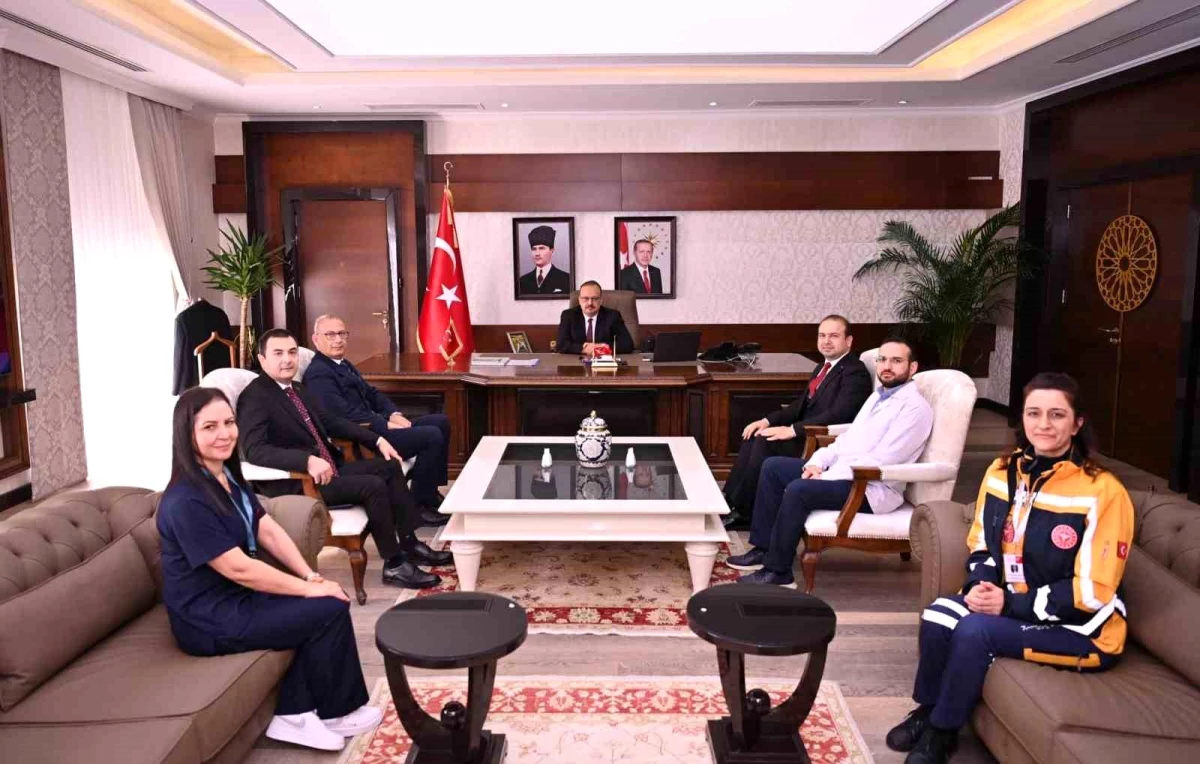 Aydın İl Sağlık Müdürü ve sağlıkçılar Vali Canbolat'ı ziyaret etti