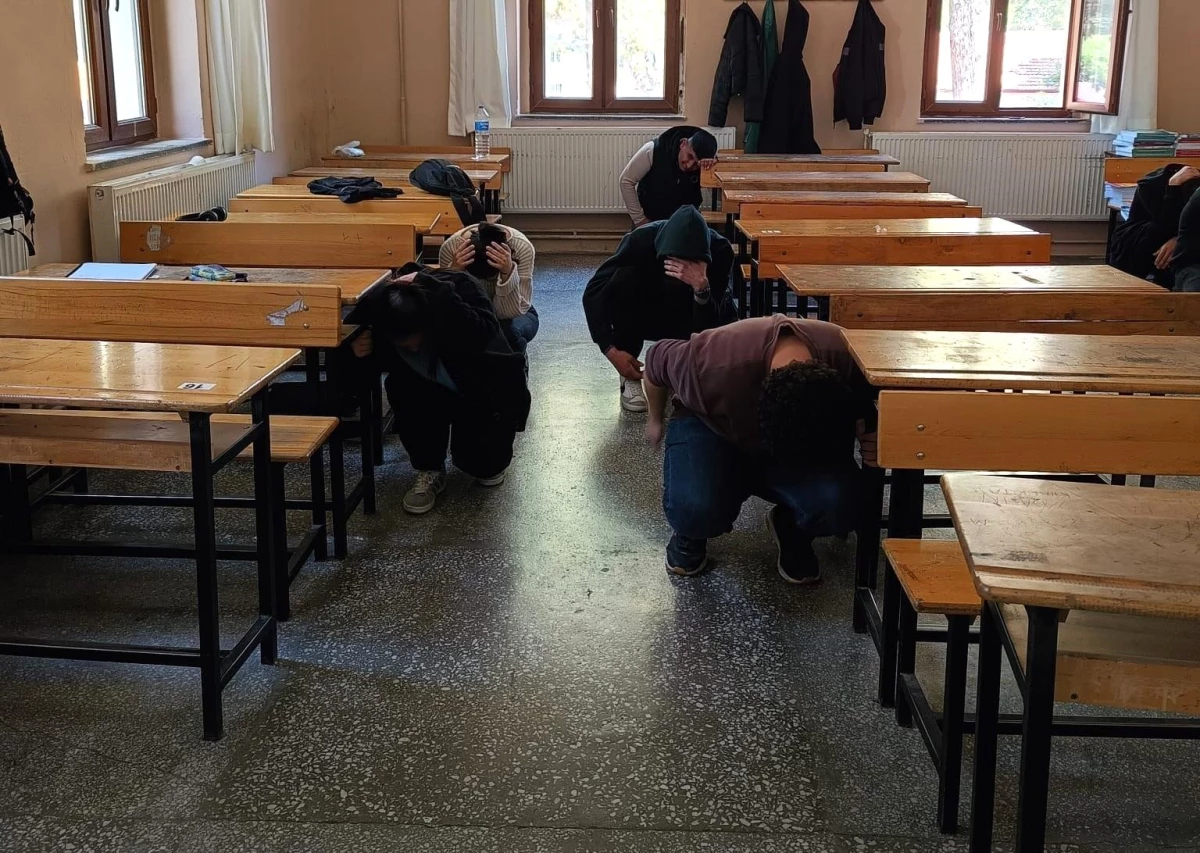 Aydın Mesleki ve Teknik Anadolu Lisesi'nde Deprem Tatbikatı Düzenlendi