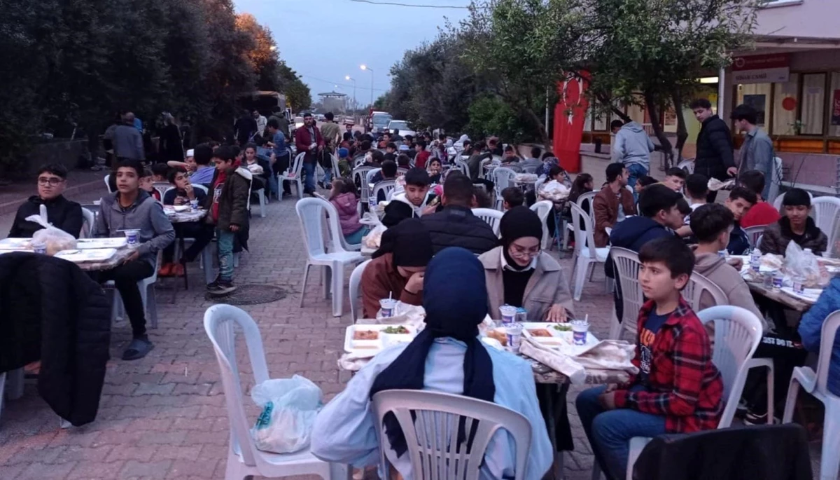 Aydın'da Hisar Camii'nde Çocuk İftarı Düzenlendi