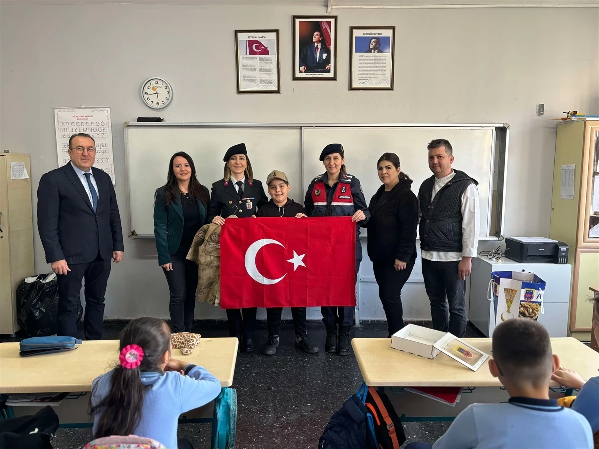 Aydın'da İlkokul Öğrencisinin Bayrak Hassasiyeti