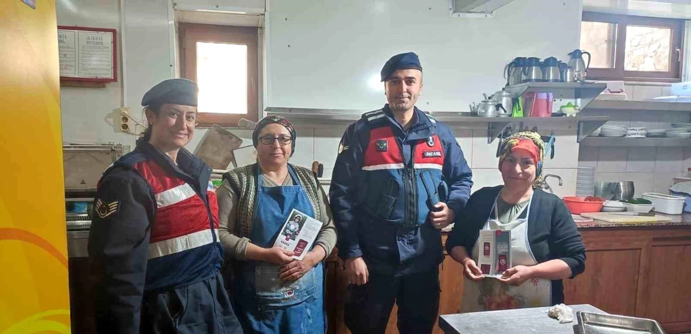 Aydın'da Jandarma Kadınları Ziyaret Ederek KADES'i Tanıttı