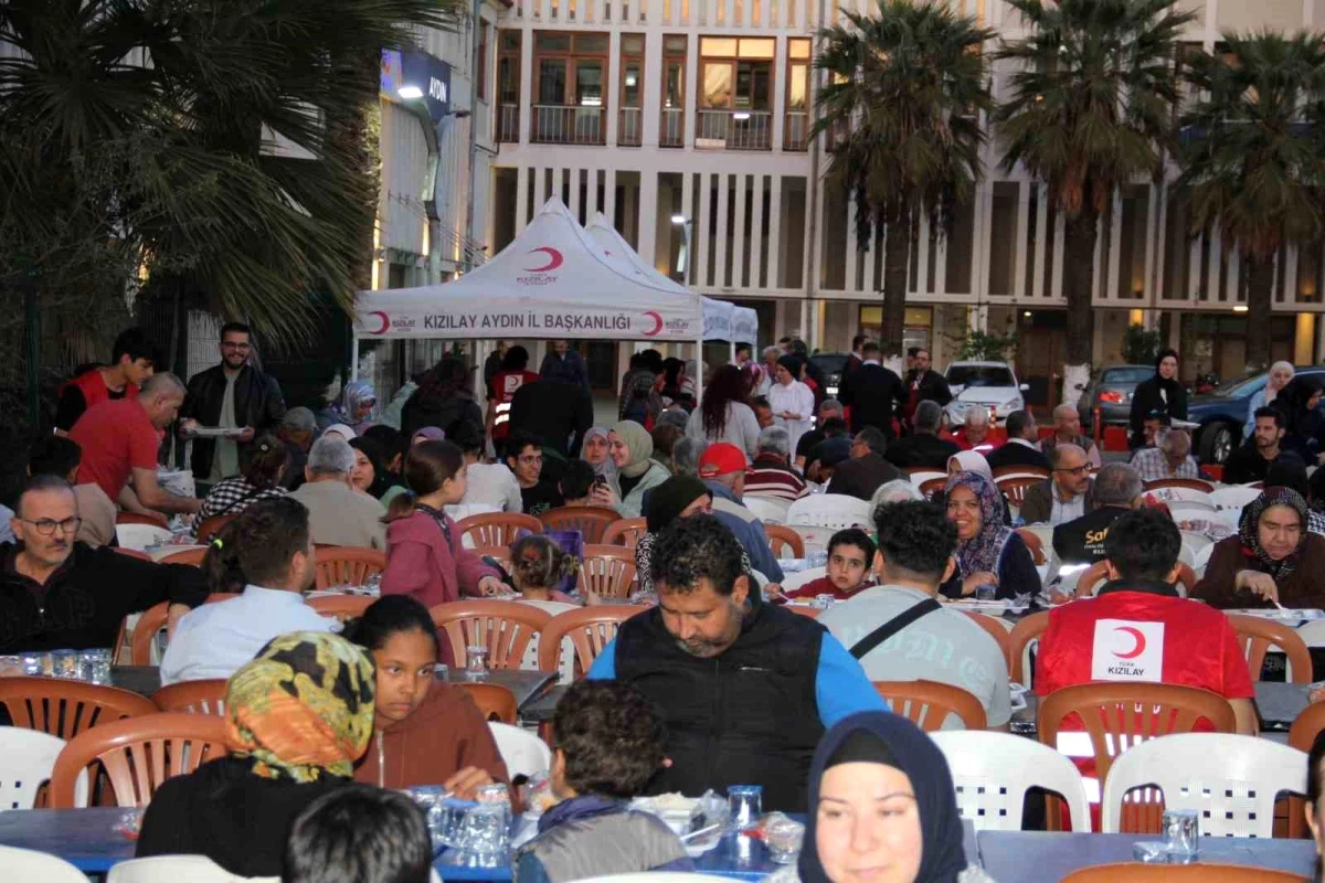 Aydın'da Kızılay tarafından iftar yemeği düzenlendi