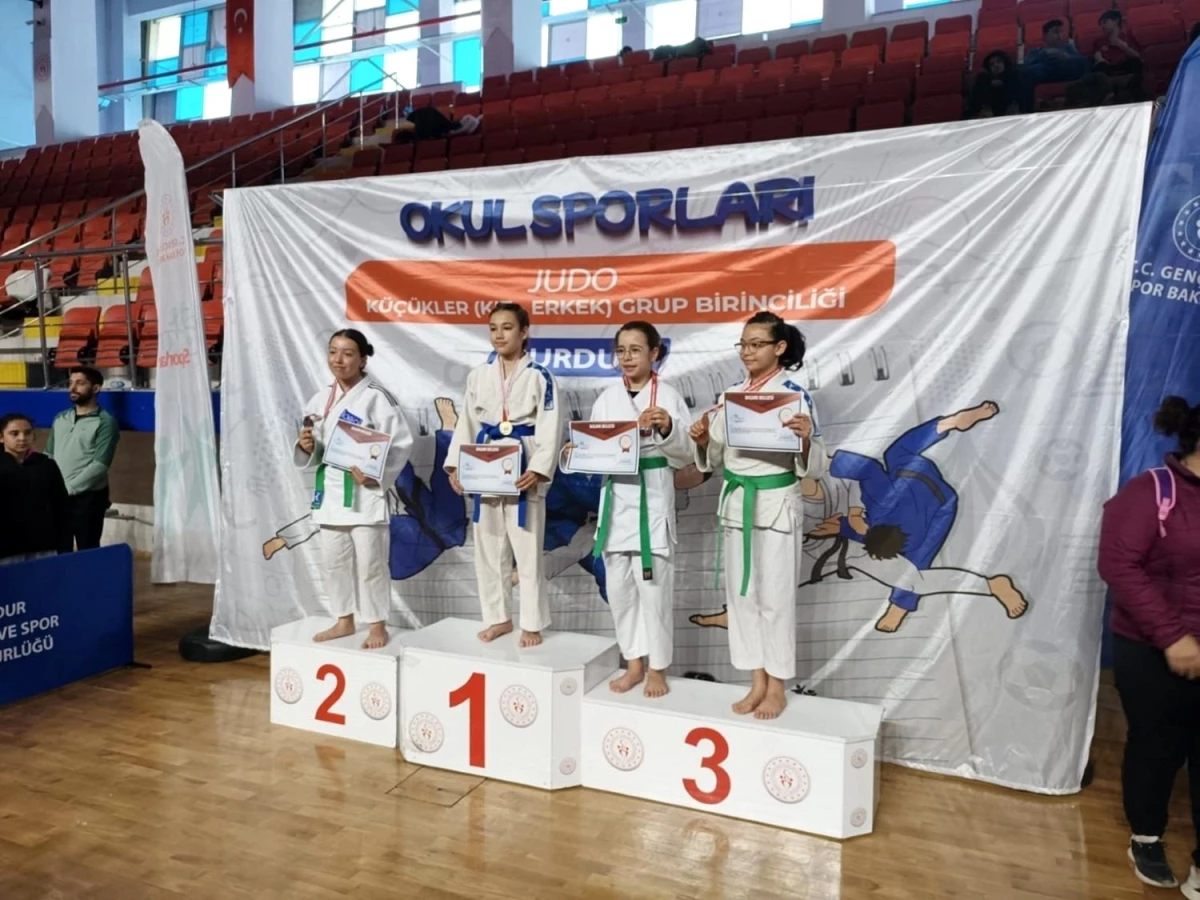 Aydınlı judocular Okul Sporları Judo Küçükler Kız-Erkek Grup Birinciliği'nde başarı elde etti