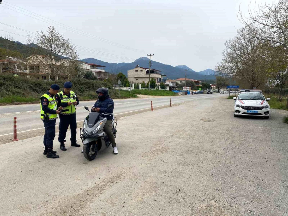 Kuşadası'nda Jandarma Ekipleri Trafik Denetimlerine Devam Ediyor