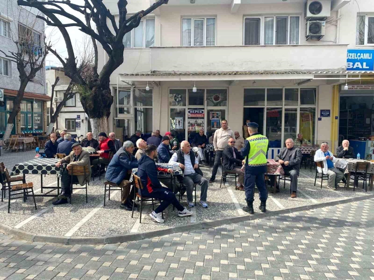 Kuşadası'nda Jandarma Ekipleri Trafik Kuralları Hakkında Bilgilendirme Yaptı