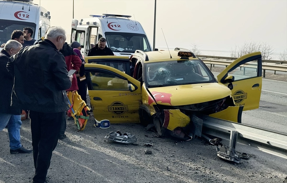 Rize'de cenazeden dönenleri taşıyan taksinin bariyerlere çarpması sonucu 4 kişi yaralandı