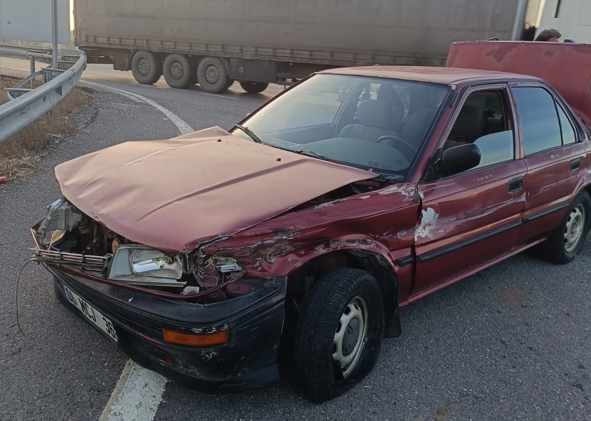 Sivas'ın Şarkışla ilçesinde bariyerlere çarpan otomobilde 3 kişi yaralandı